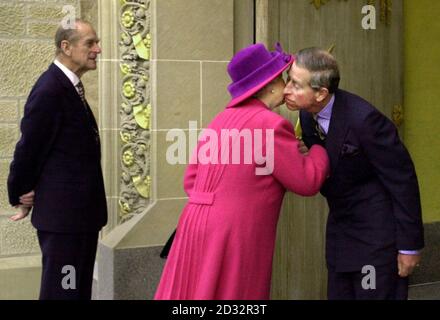 Prinz Charles begrüßt die Königin`s der Tür der Galerie der Königin im Holyroodhouse in Edinburgh, während der Herzog von Edinburgh auf sie blickt. Die Kunstgalerie wurde offiziell eröffnet. Stockfoto